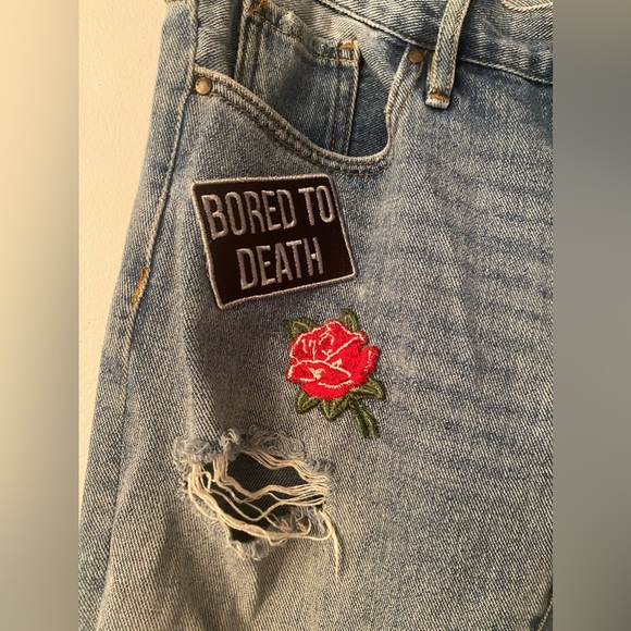 Destroyed jeans with patches - Picture 2 of 5